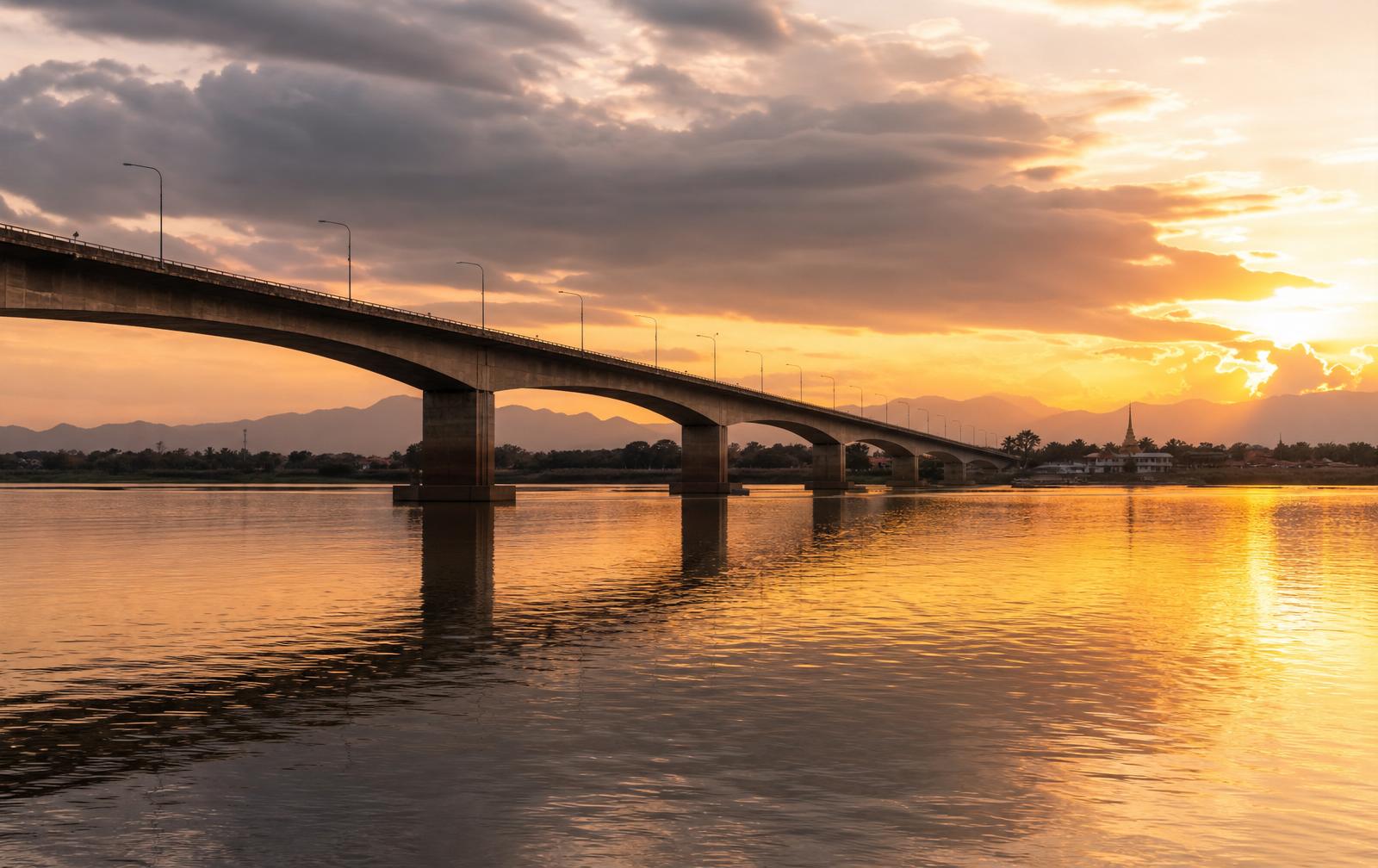 สะพานมิตรภาพไทย-ลาว หนองคาย เชื่อมชายแดนไทยและ สปป.ลาว